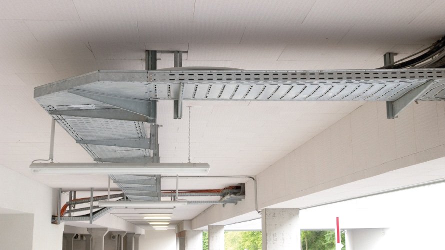 Multipor - ocieplenie stropów w garażach, izolację łatwo dociąć do załamań konstrukcji 